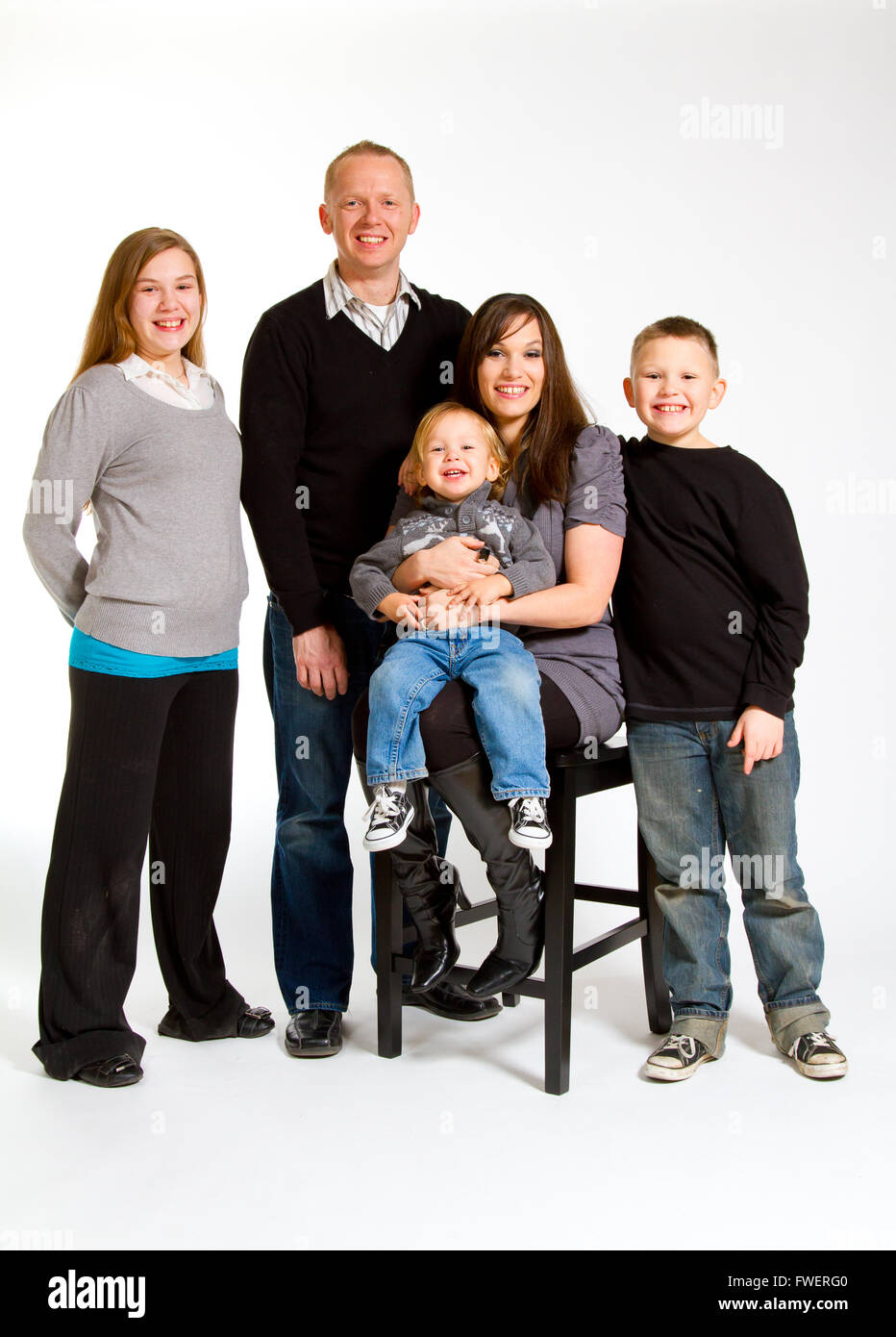 Une famille de cinq personnes sur un arrière-plan blanc isolé en studio. Banque D'Images
