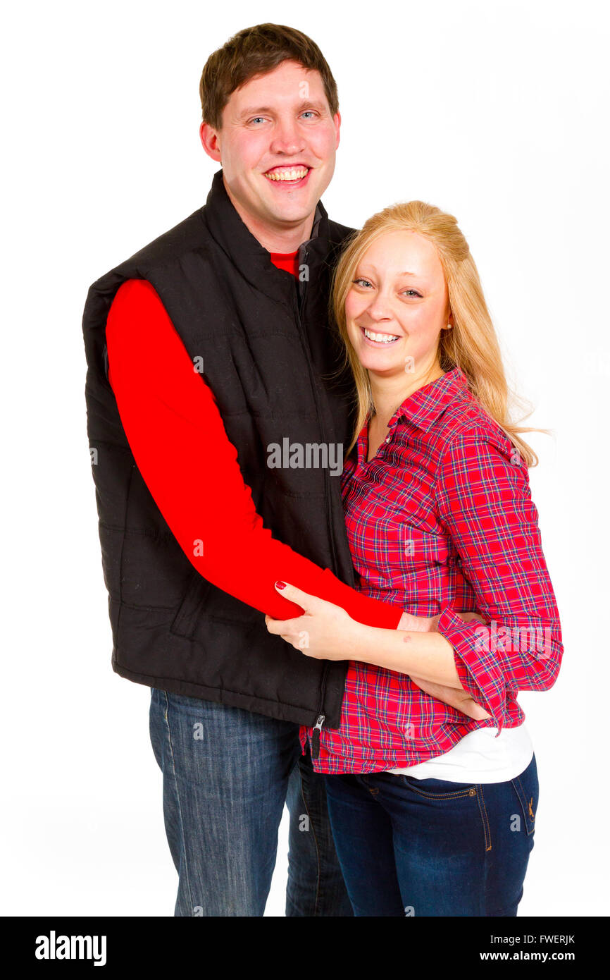 Un beau couple est photographié pour un portrait sur un fond blanc. Banque D'Images