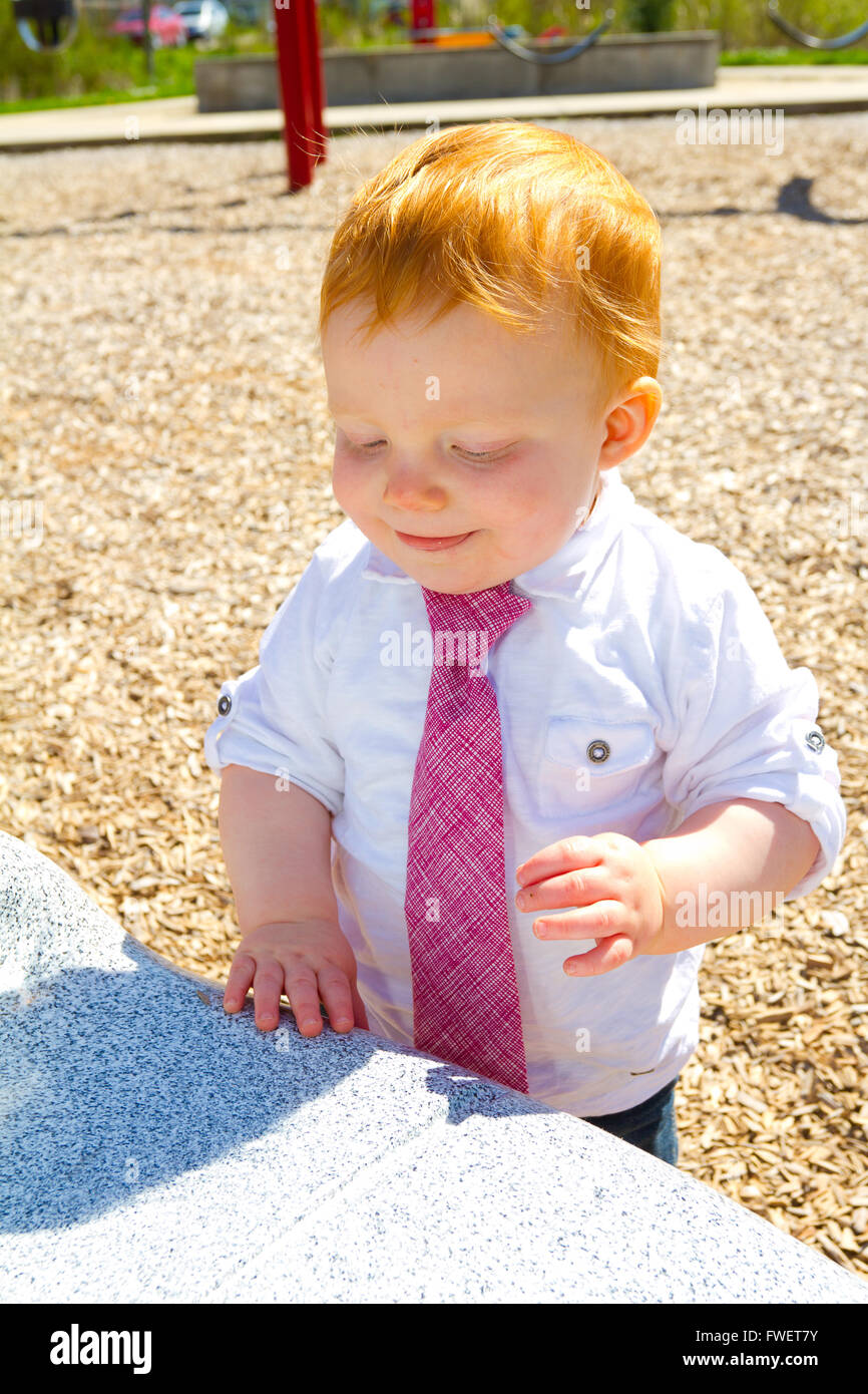 Bébé portant une chemise et cravate Photo Stock - Alamy