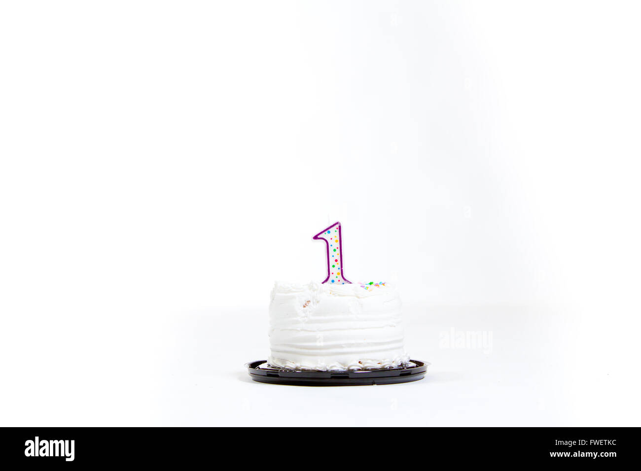 Un gâteau blanc isolé sur un fond blanc dans le studio pour un bébé de 1 an. Banque D'Images