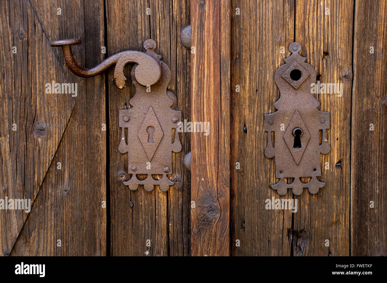 Écusson sur plaque rouillée vieille porte en bois Banque D'Images