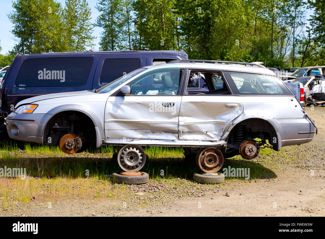 Détail d'un véhicule à la cour de récupération automatique après un accident majeur collision. Banque D'Images