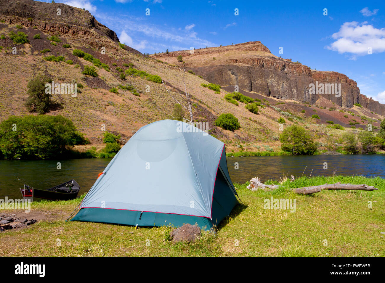 Une tente de camping rustique sur la rivière Deschutes dans l'Oregon montre  une configuration de tente à côté d'un bateau et la rivière. C'est former  un flotteur ca Photo Stock - Alamy