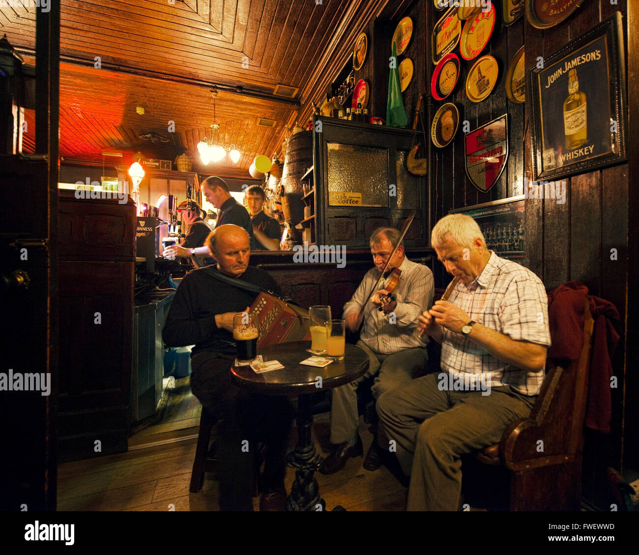 Musiciens jouant de la musique traditionnelle irlandaise dans un pub à Enniskillen, Co Fermanagh, Royaume-Uni, Europe Banque D'Images