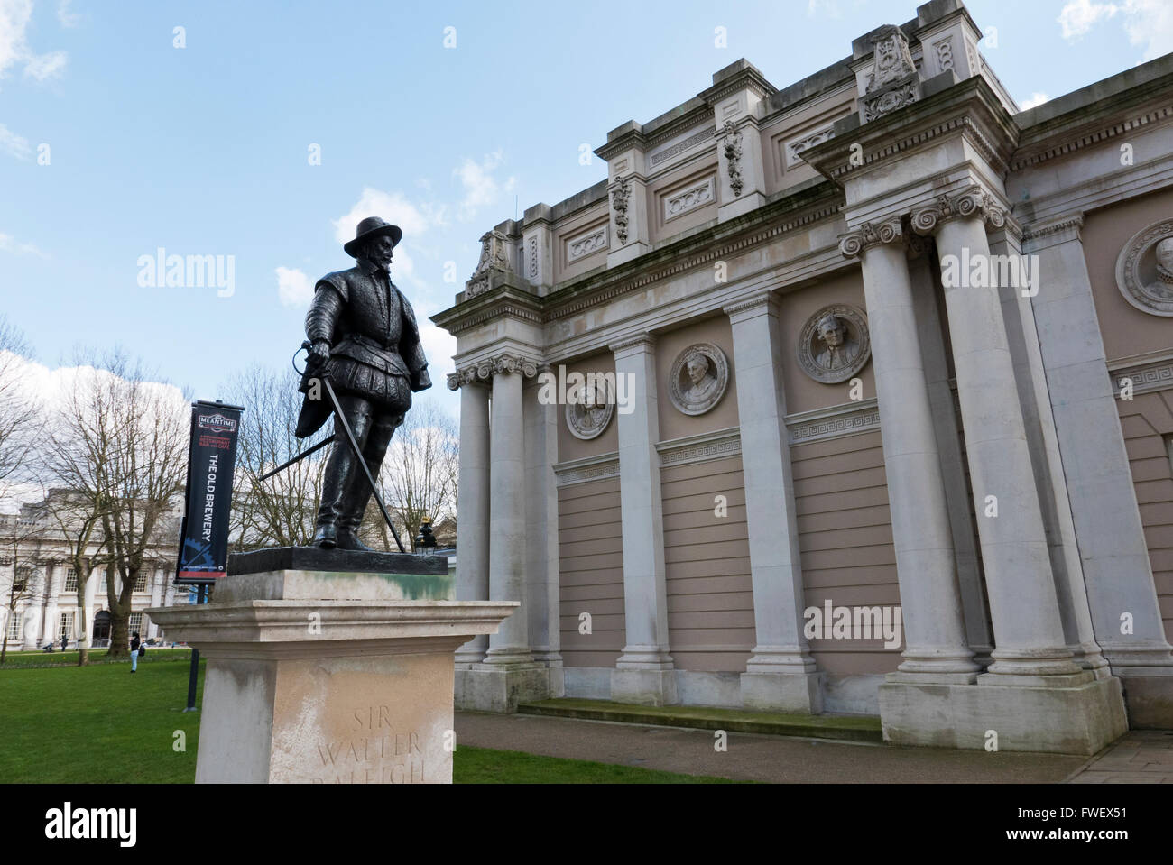 La statue de Sir Walter Raleigh statue à l'extérieur du bâtiment de découvrir Greenwich, Londres, Royaume-Uni. Banque D'Images