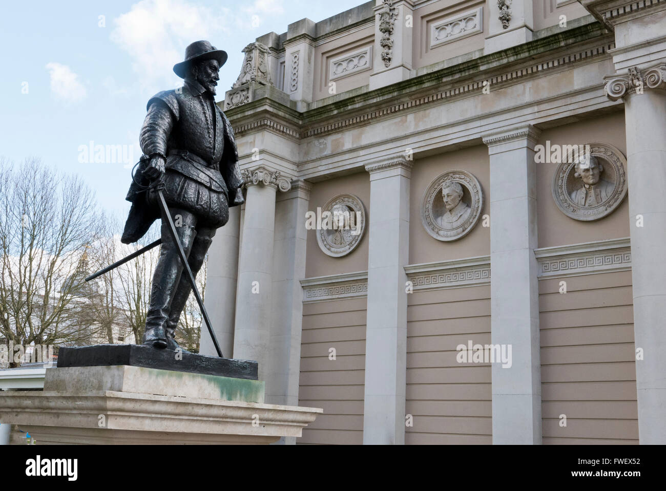 La statue de Sir Walter Raleigh statue à l'extérieur du bâtiment de découvrir Greenwich, Londres, Royaume-Uni. Banque D'Images