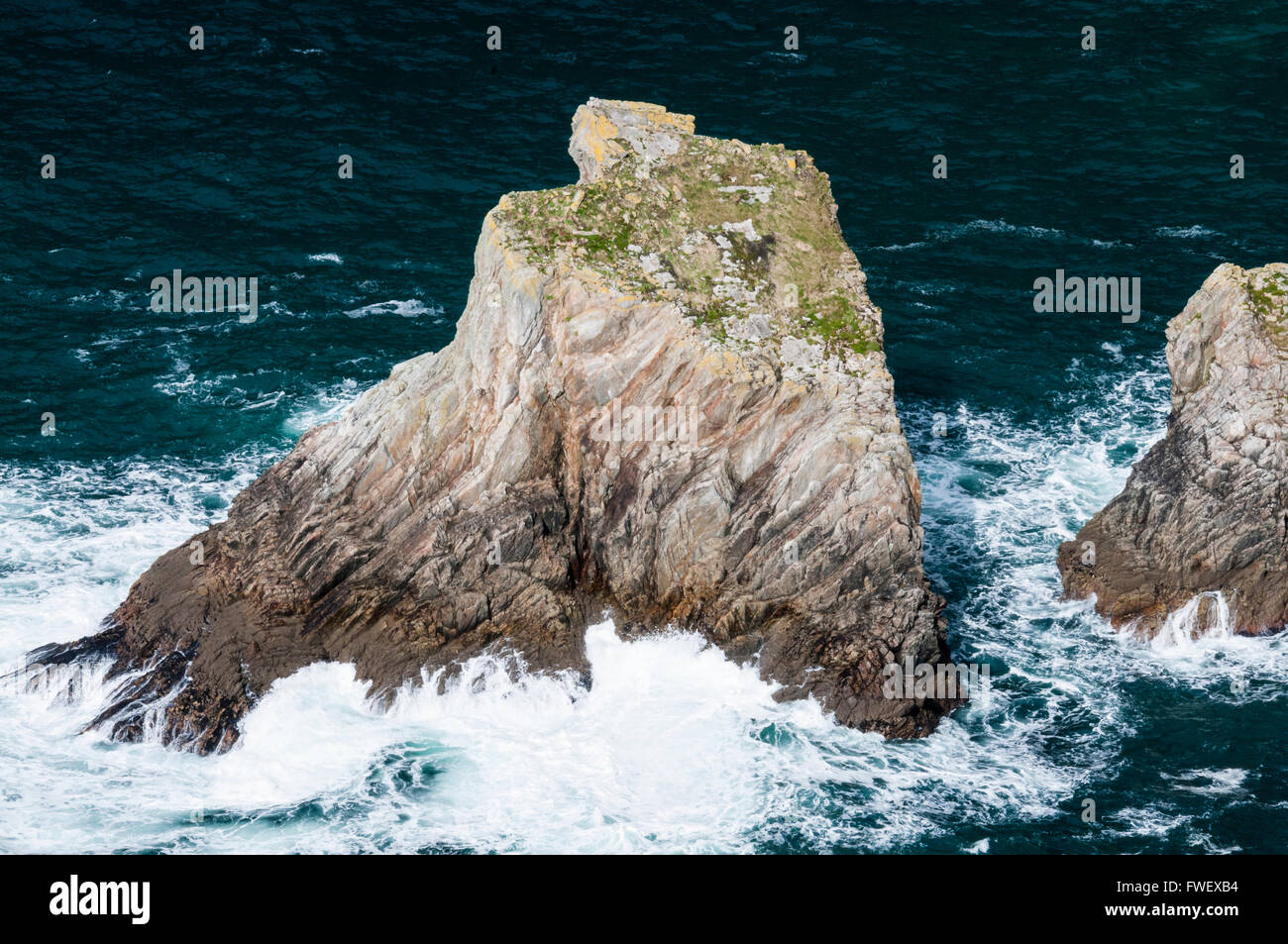 Les vagues déferlent sur des rochers dans la mer au large de Donegal, Irlande. Banque D'Images