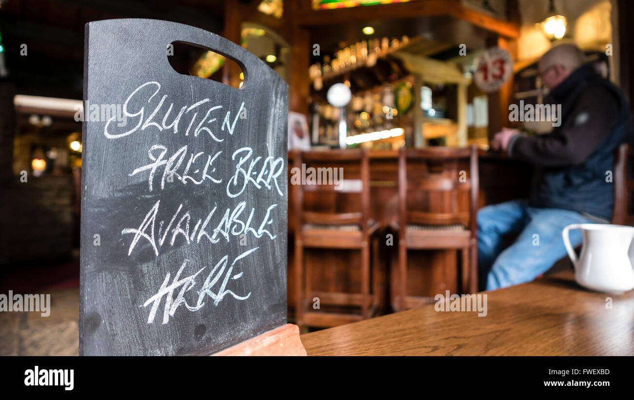 Panneau disant 'bière sans gluten disponibles ici' dans un Irish Pub. Banque D'Images