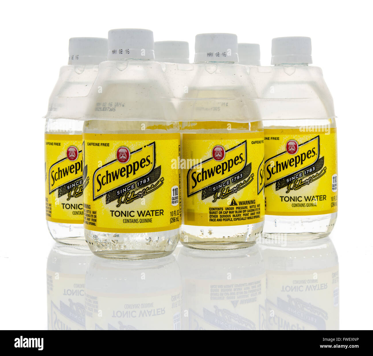 Winneconne, WI - 16 mars 2016 : six-pack de Schweppes eau tonique sur un fond isolé. Banque D'Images