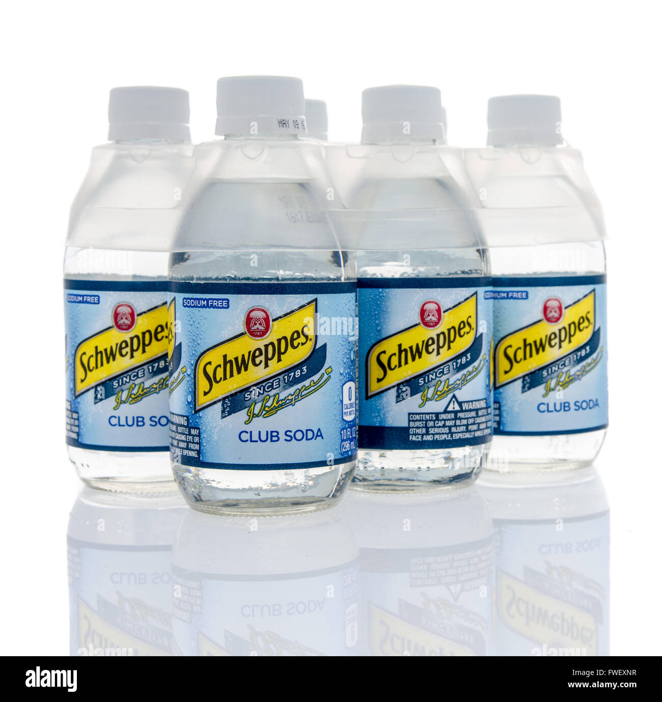 Winneconne, WI - 16 mars 2016 : six-pack de Schweppes Soda club isolé sur un arrière-plan. Banque D'Images