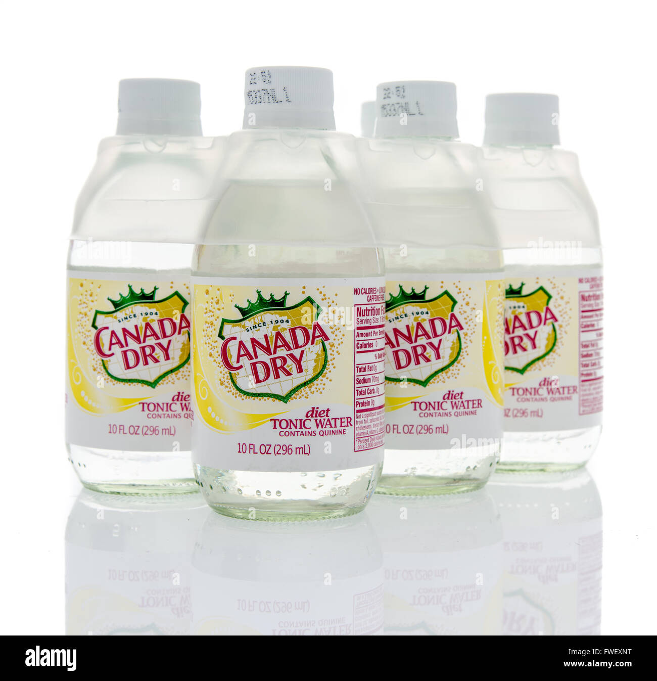 Winneconne, WI - 16 mars 2016 : six-pack de Canada Dry pour régimes eau tonique sur un fond isolé. Banque D'Images
