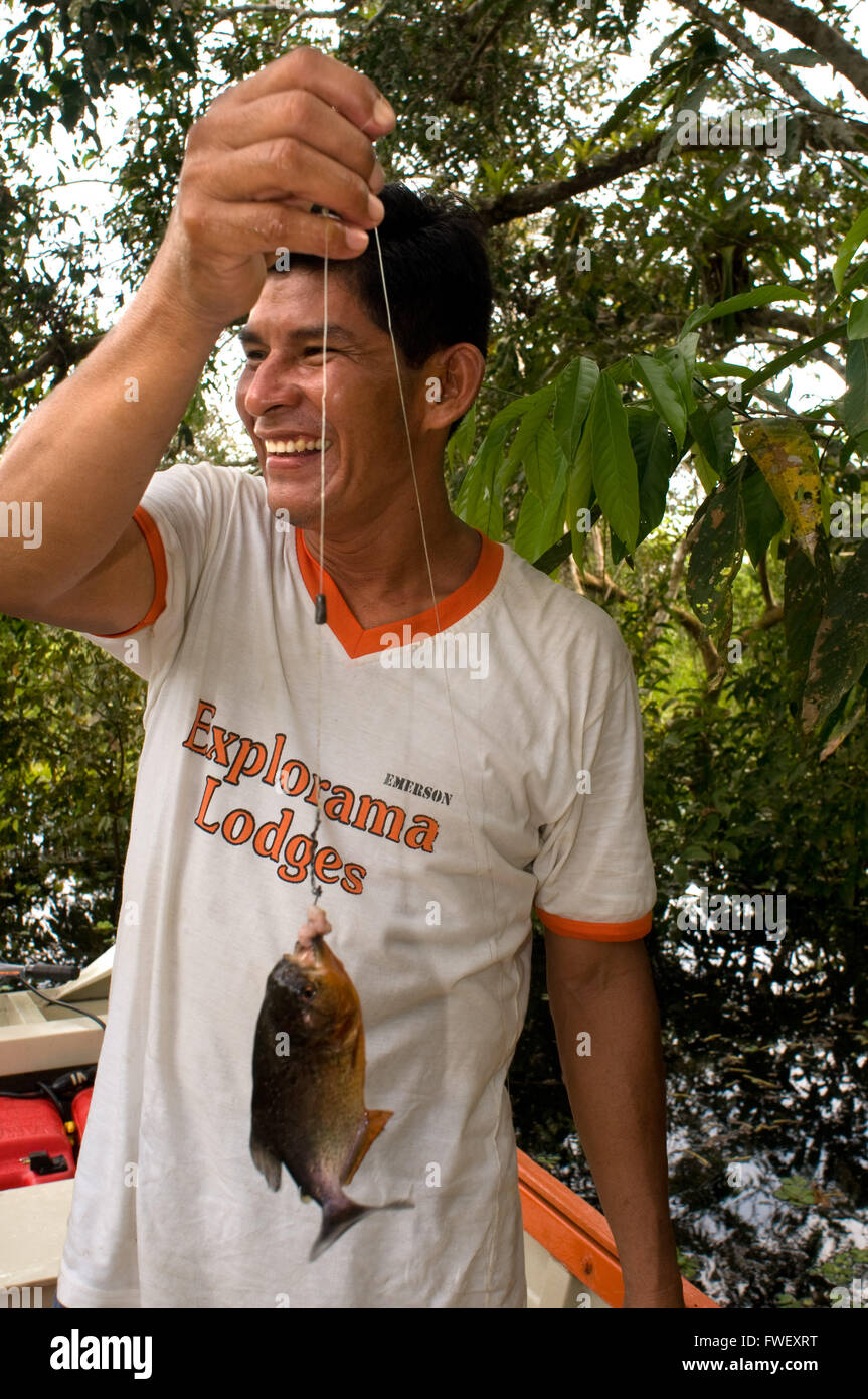 Pêche aux piranhas en Amazonie, près de Iquitos, Loreto, le Pérou. Pêche aux piranhas dans l'un des affluents de l'amazone à Iquit Banque D'Images