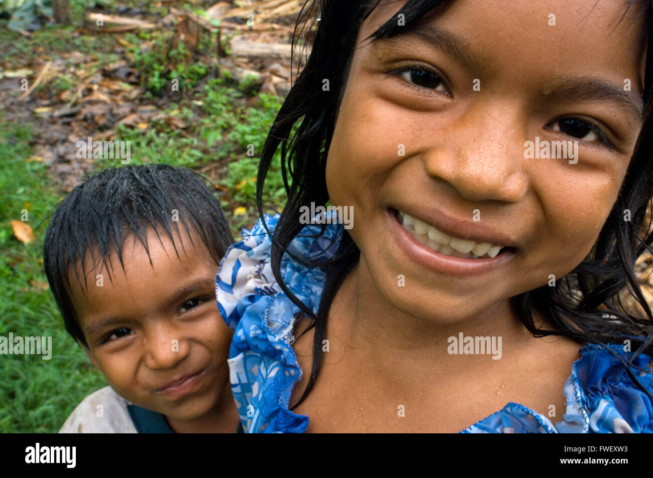 Les enfants de la riverside village d'Timicuro je souriant et heureux. Iqutios amazonie péruvienne, Loreto, le Pérou. Banque D'Images