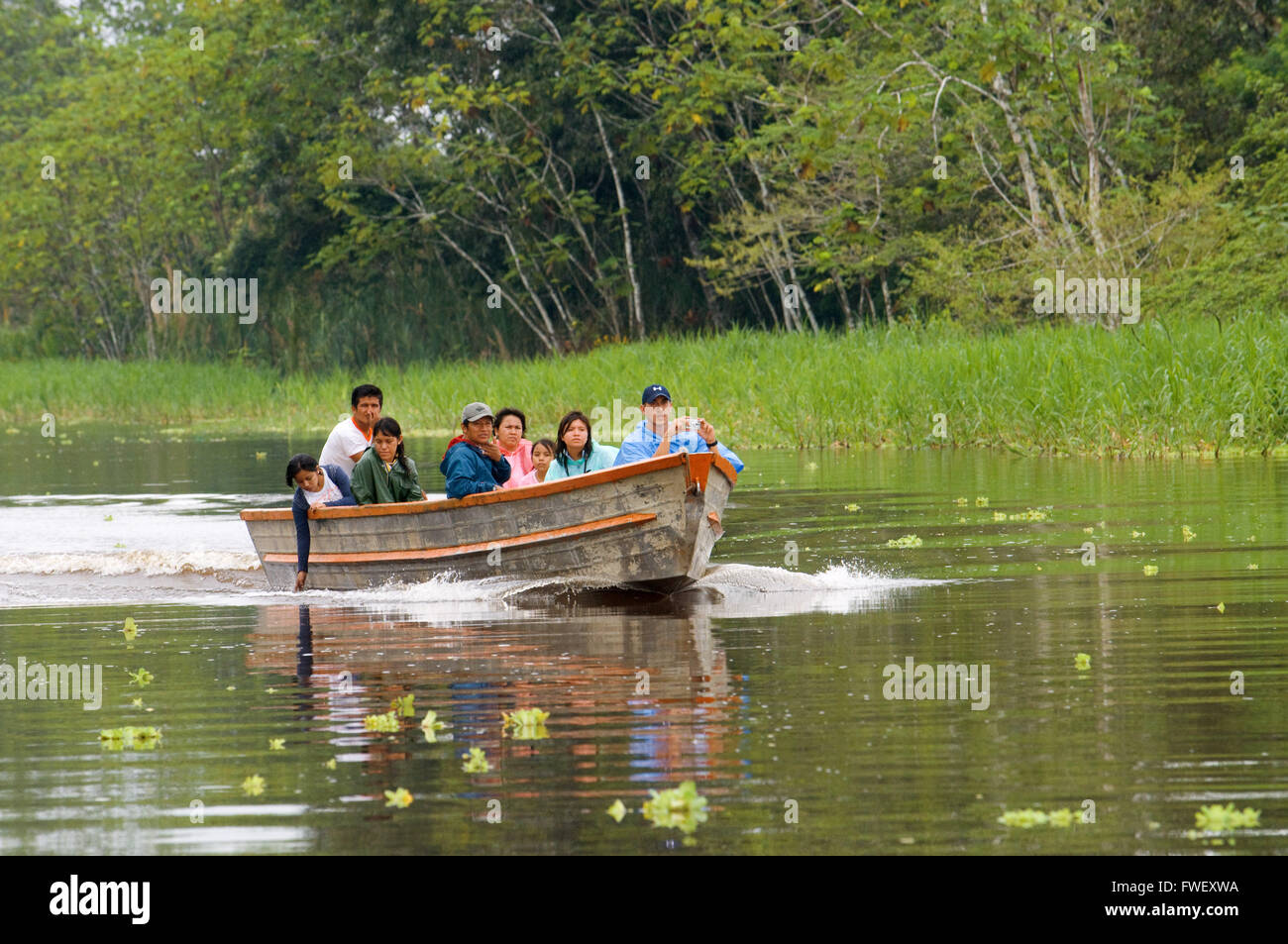 Explorama peu de touristes sur un bateau pour voir les dauphins d'eau douce rose dans l'un des affluents de l'amazone à Iquitos sur 40 Banque D'Images