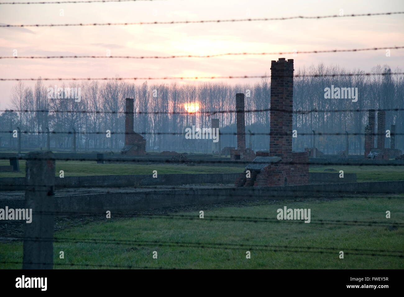Coucher du soleil dans l'ancien camp de la mort d'Auschwitz-Birkenau, en Pologne, Banque D'Images