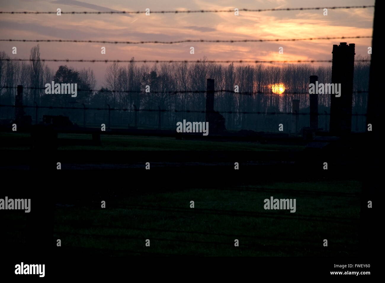 Coucher du soleil dans l'ancien camp de la mort d'Auschwitz-Birkenau, en Pologne Banque D'Images