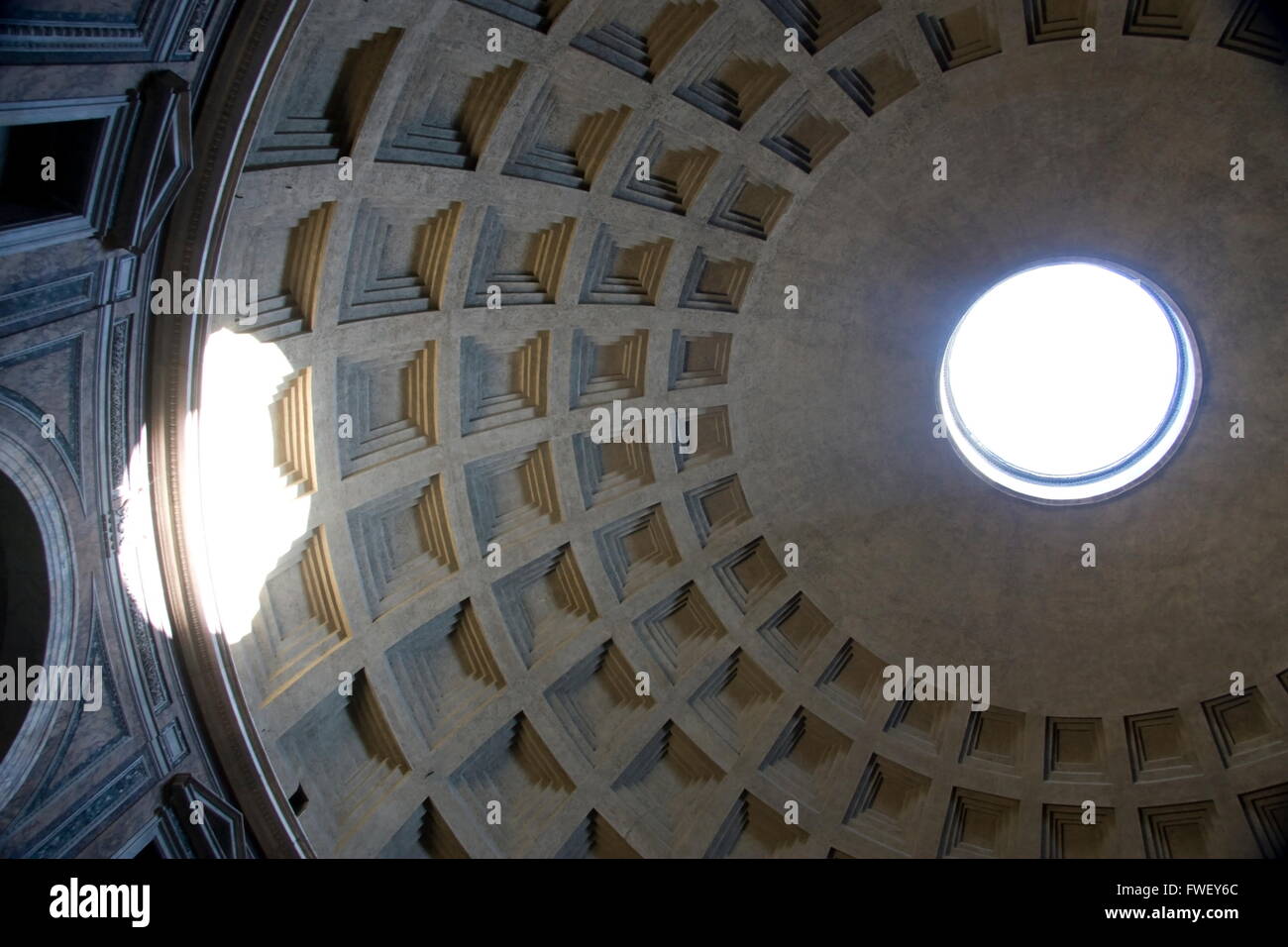 La lumière du soleil tombe à l'intérieur du dôme du Panthéon, Rome, Italie Banque D'Images