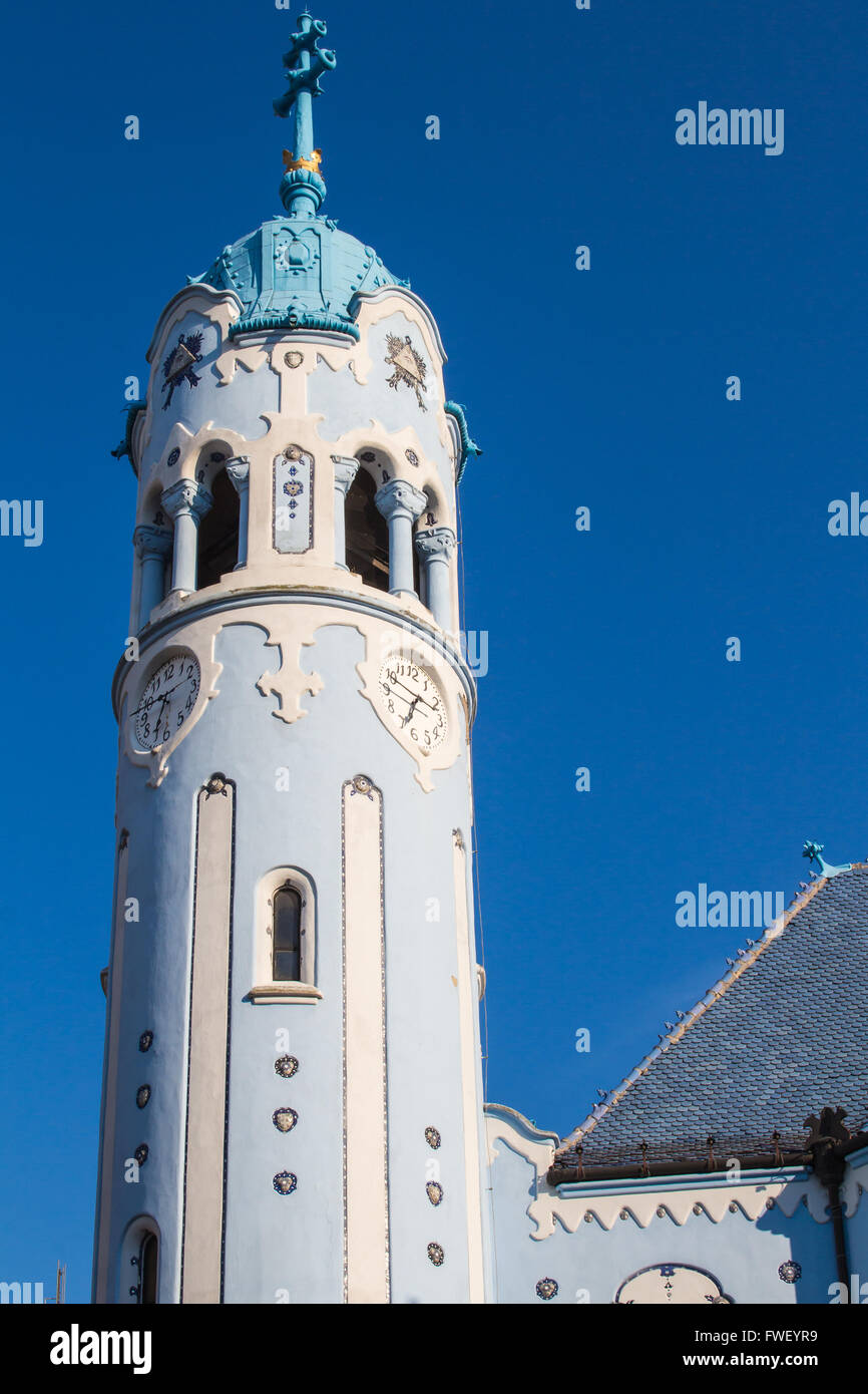 Style Art nouveau de l'Église bleue dans Bratislava. Ciel bleu correspondant. Banque D'Images