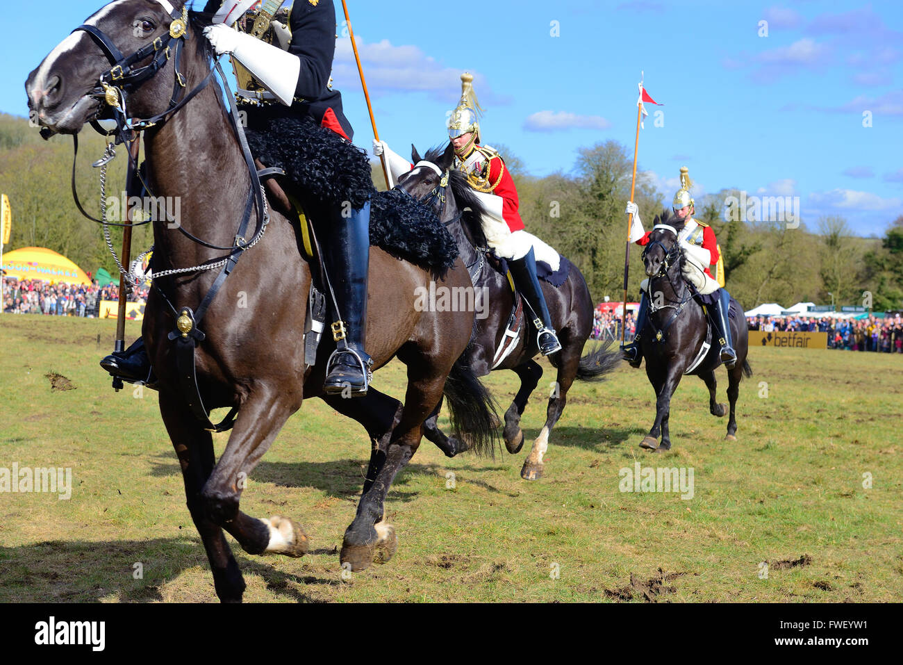 Une partie de la cavalerie de la maison qui fait la charge sur les lieux d'exposition pendant le carrousel de la cavalerie de la maison, Lambourn Open Day, Berkshire, Royaume-Uni Banque D'Images