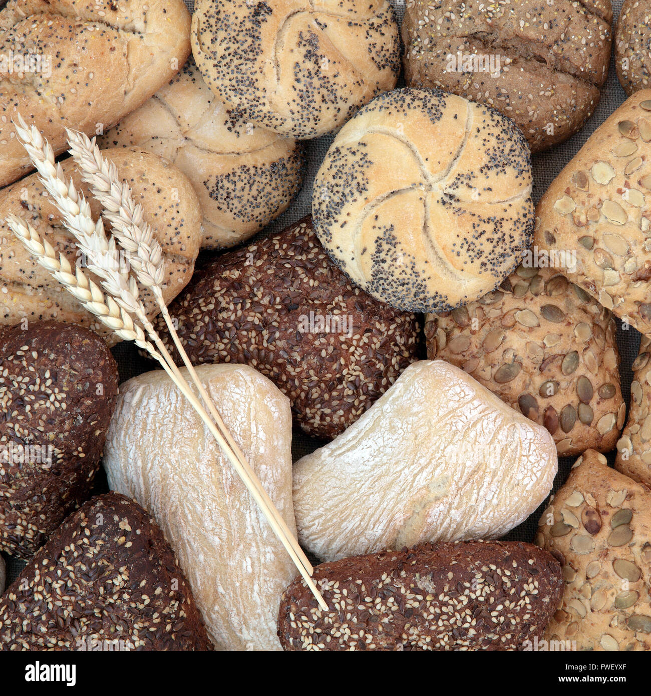 Assortiment de petits pains sains avec gaines blé formant un motif de fond. Banque D'Images