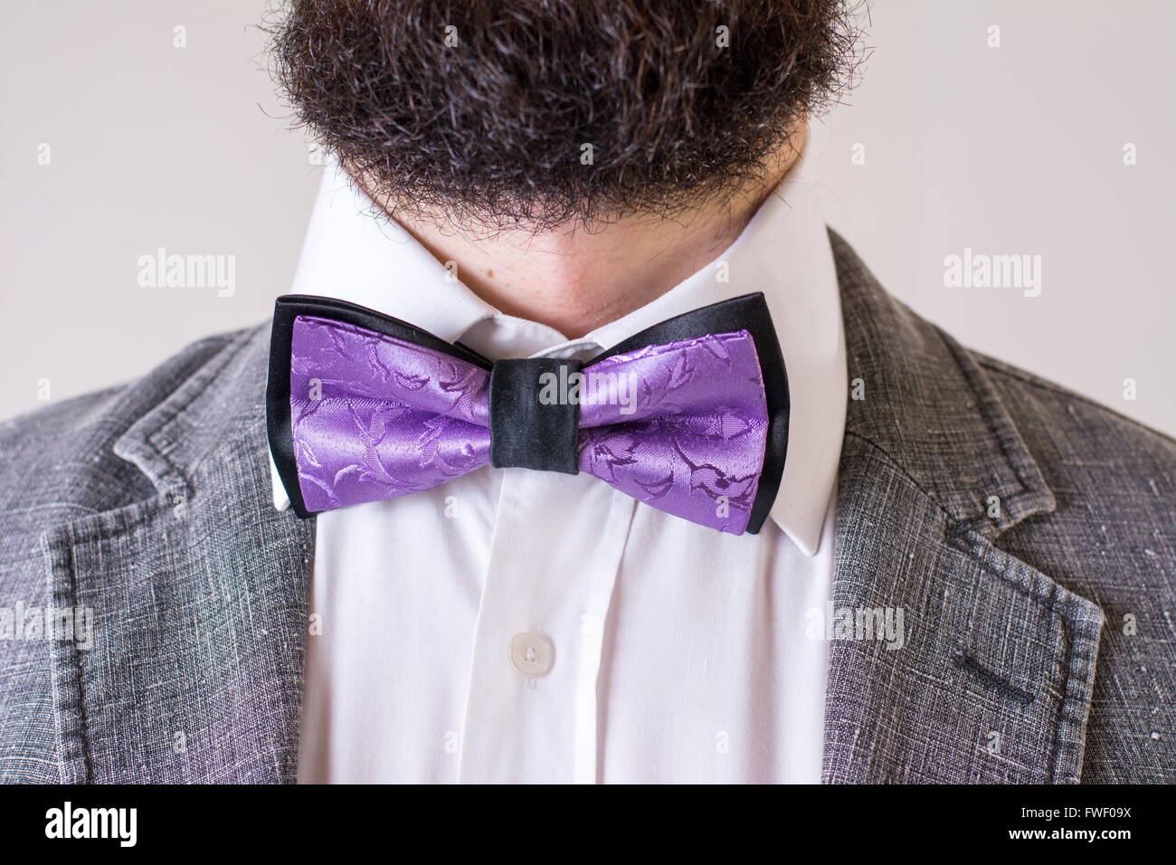 Homme barbu dans un costume avec une cravate d'arc Banque D'Images