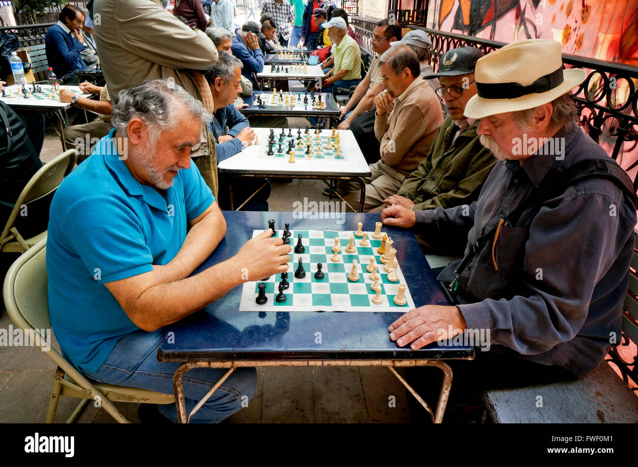 Hispaniques âgées mexicains jouant aux échecs dans la ville de Mexico, Mexique Banque D'Images