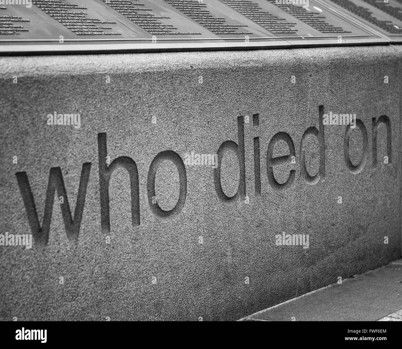 Inscription sur le Titanic Memorial en dehors de Belfast City Hall Banque D'Images