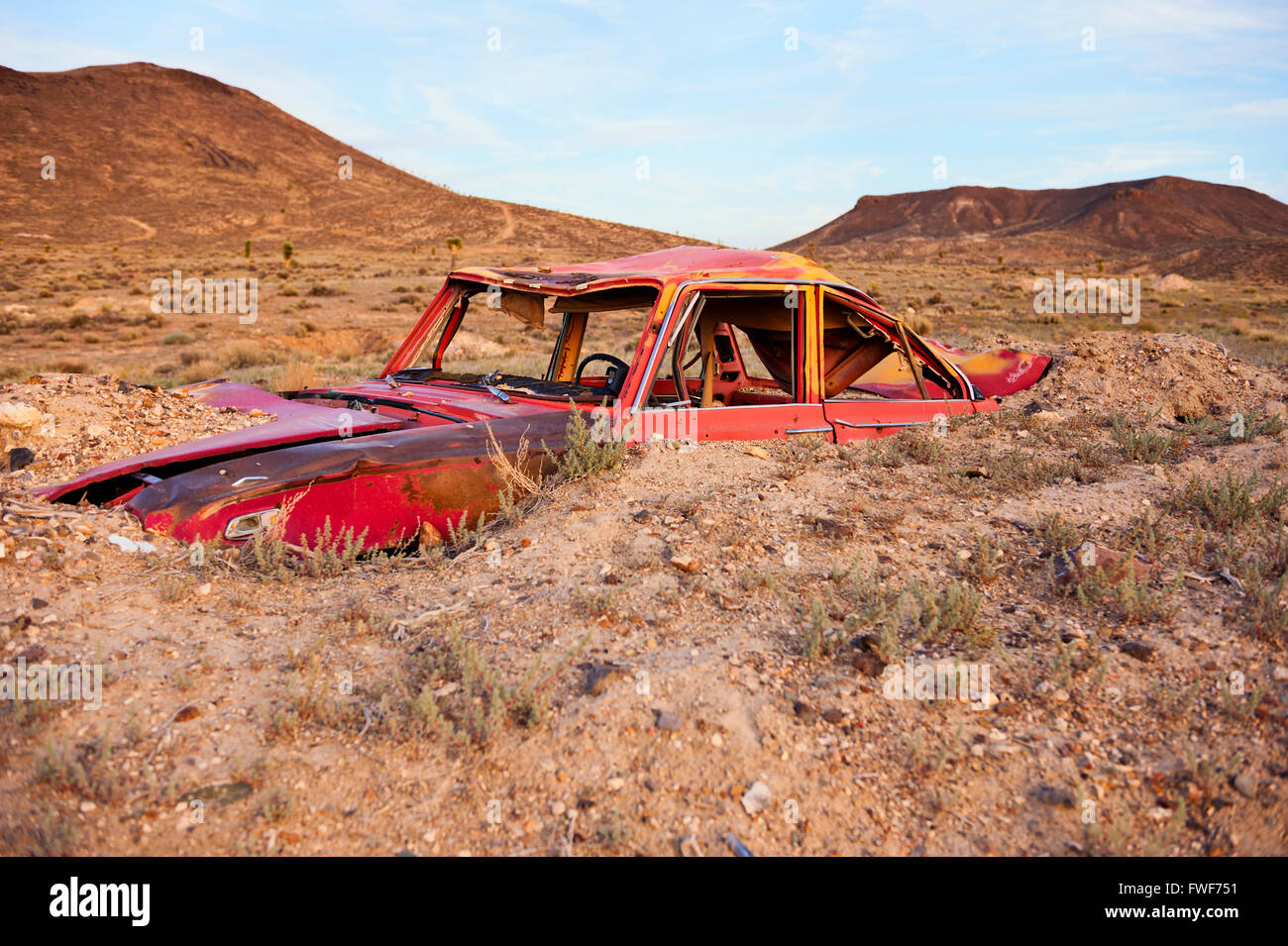 Voiture indésirable artistiquement enterré dans le désert près de Goldfield, Nevada Banque D'Images