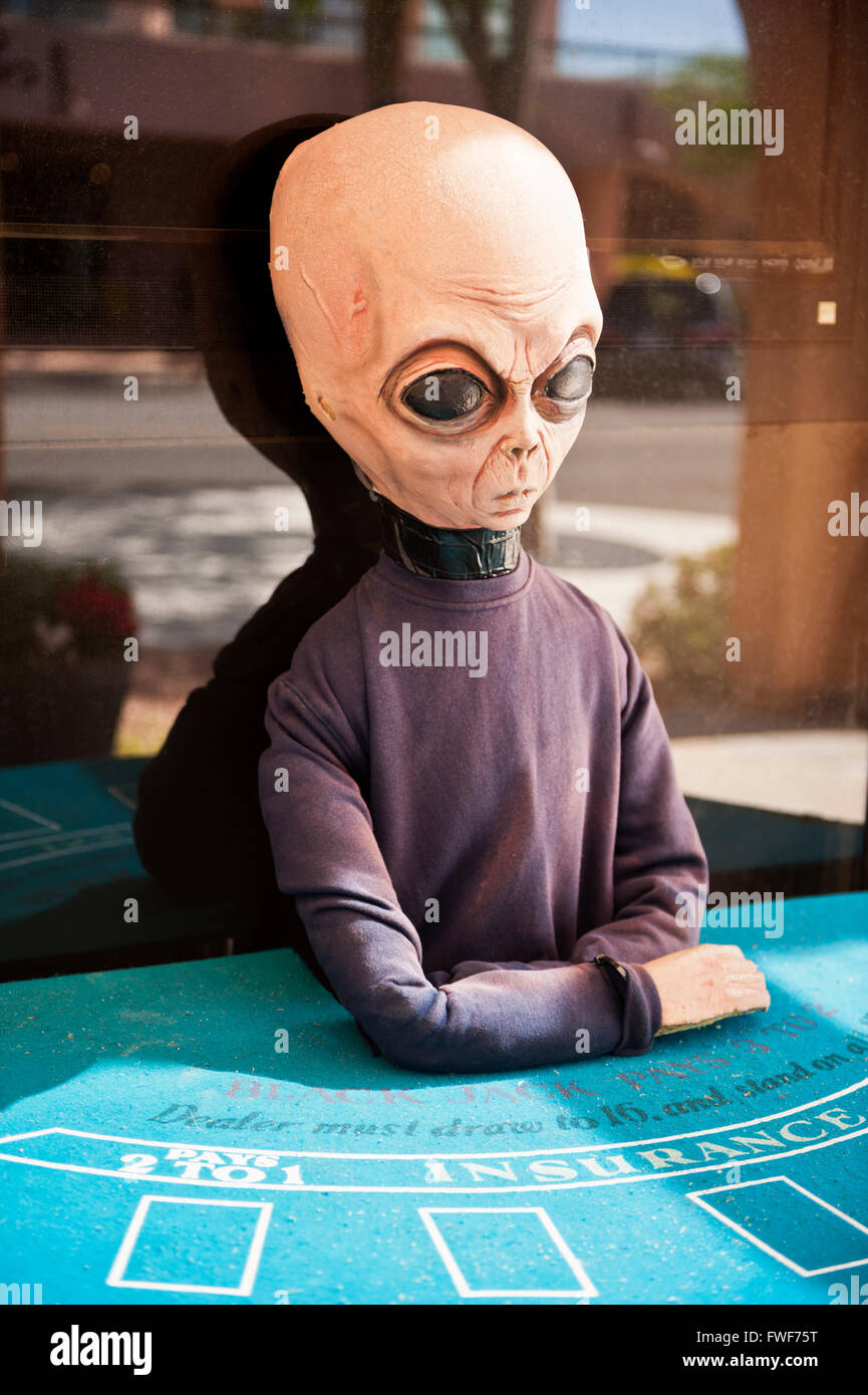 Alien, Martien, spaceman croupier de blackjack dans le sud-ouest des États-Unis Banque D'Images