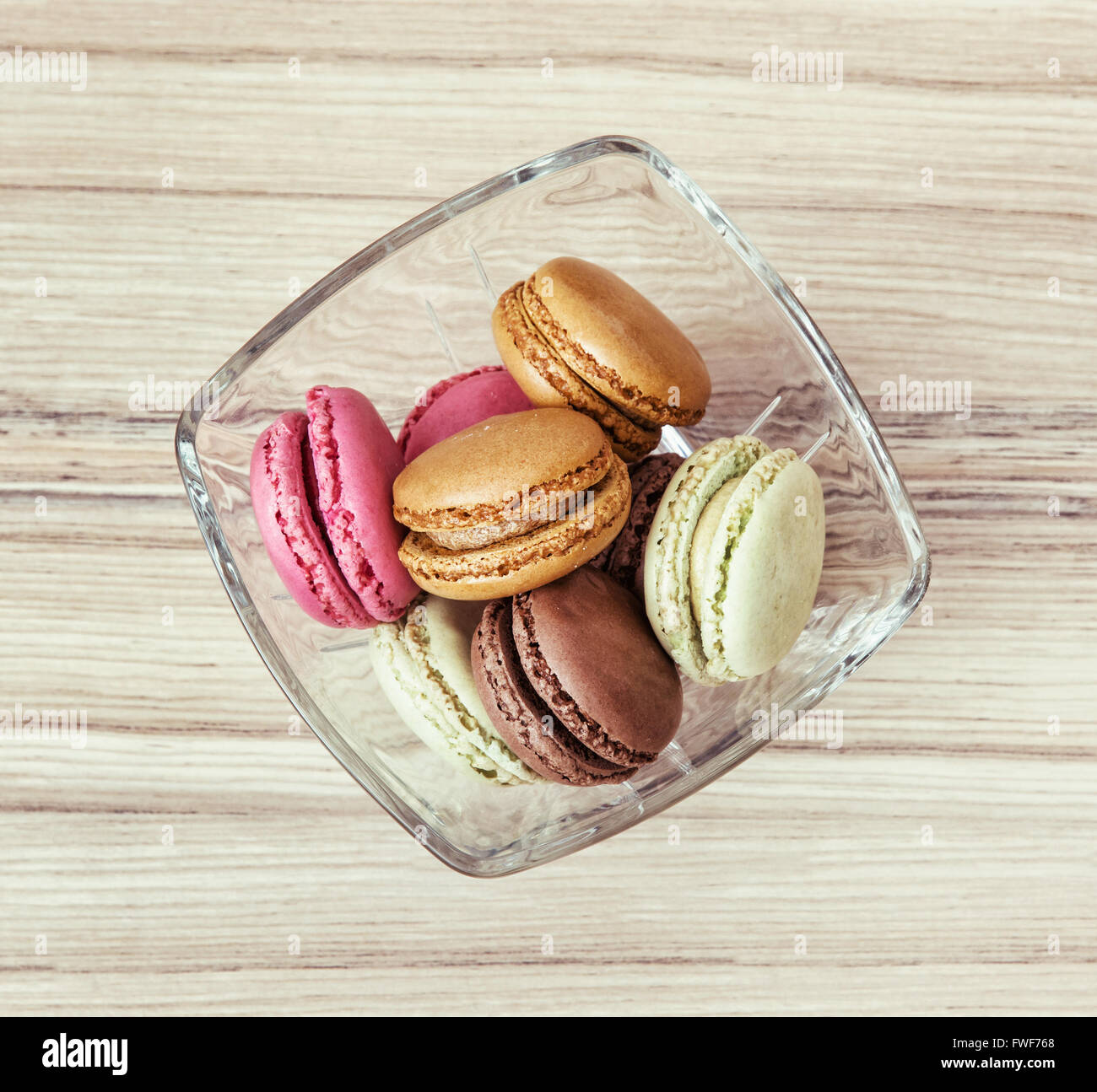 Délicieux macarons dans le verre. Un aliment sucré. Vue de dessus. Banque D'Images
