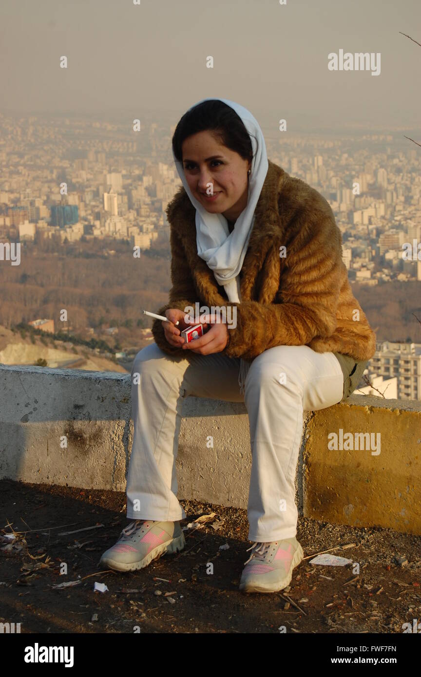 Fumer dans une iranienne Tochal, Téhéran, Iran Banque D'Images