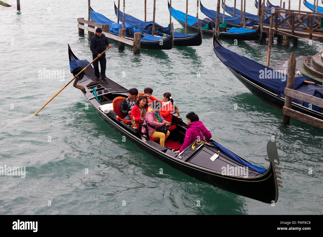 Gondole traditionnelle sur un canal de Venise Banque D'Images