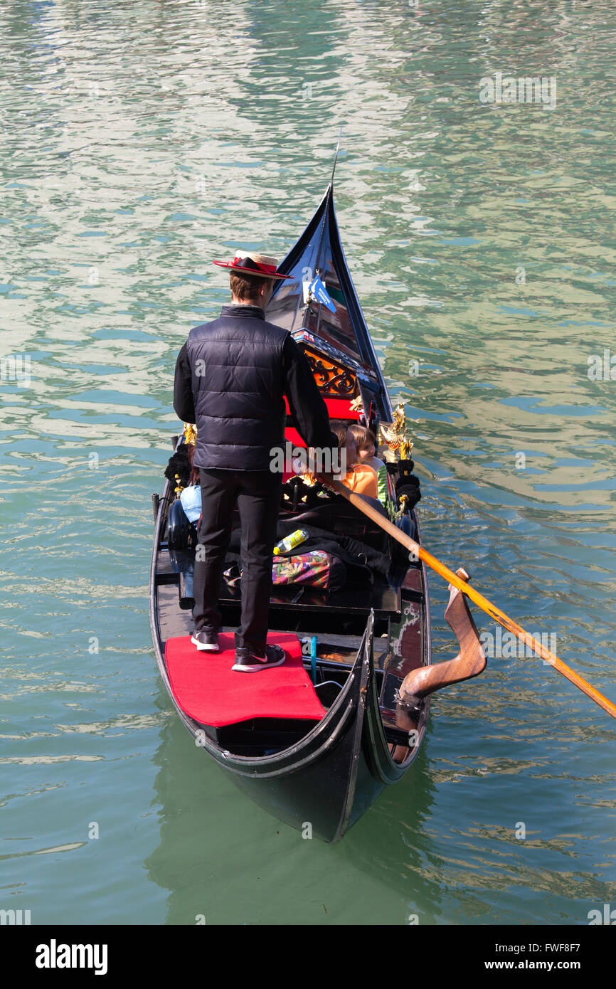 Gondole traditionnelle sur un canal de Venise Banque D'Images
