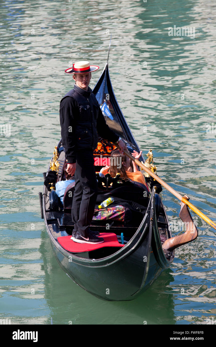 Gondole traditionnelle sur un canal de Venise Banque D'Images