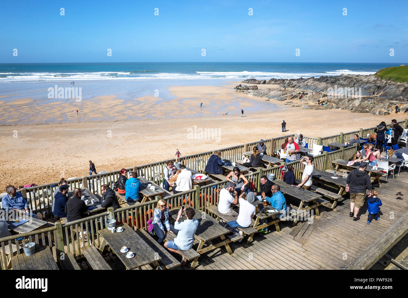 Les clients assis à l'extérieur du café sur la plage de Fistral, Newquay, Cornwall, England, UK Banque D'Images