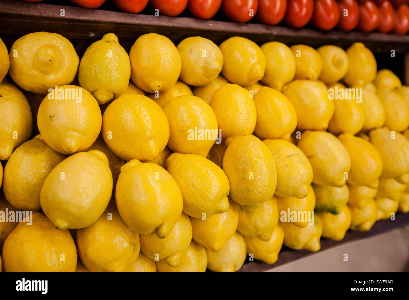 Une pile de rangées de citrons dans la section des fruits et légumes d'une épicerie. Banque D'Images