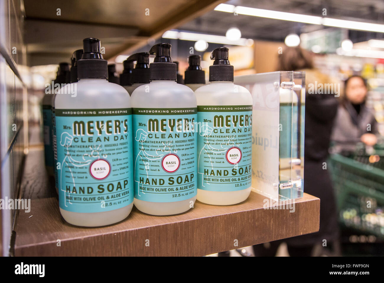 Une exposition de Mme Meyer, bouteilles de savon sur les rayons d'une  épicerie Photo Stock - Alamy