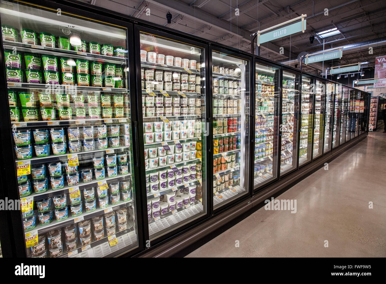 Un couloir dessert les aliments congelés à l'épicerie Banque D'Images
