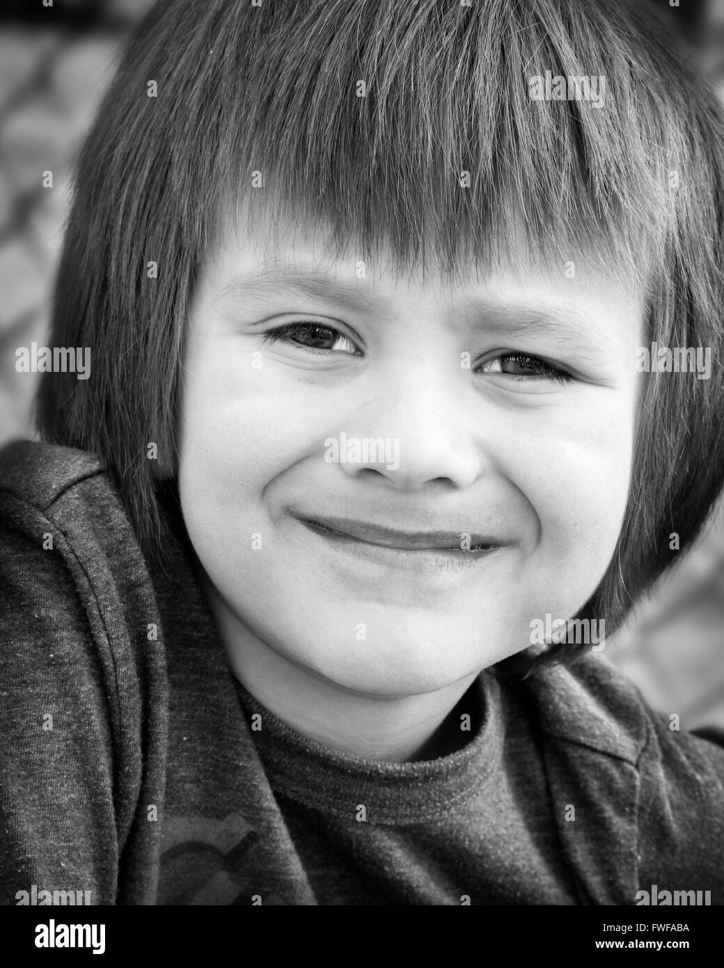 Portrait d'un enfant en noir et blanc Banque D'Images