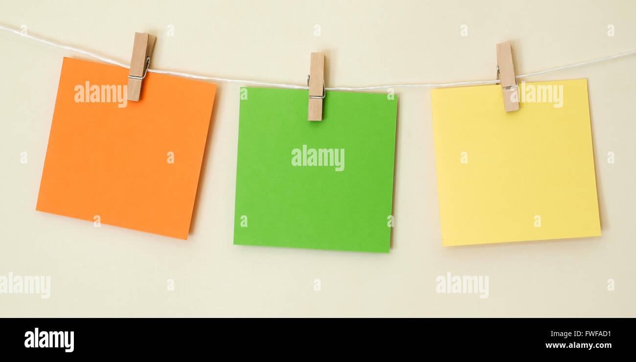 Note de couleur suspendus 2 places Banque D'Images