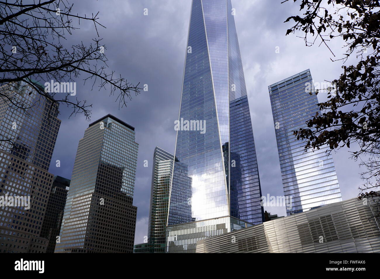 Ciel sombre sombre transforme le gratte-ciel du World Trade Centre en argent métallique, New York City, NY, USA Banque D'Images