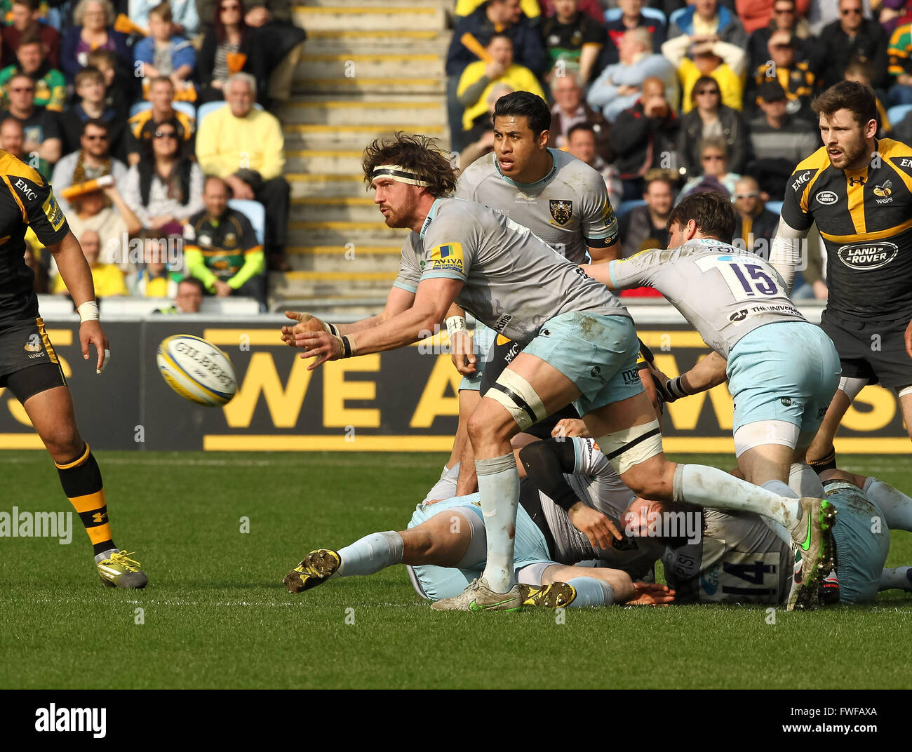 03.04.2016. Ricoh Arena, Coventry, Angleterre. Rugby Aviva Premiership. Guêpes contre Northampton Saints. Saints des derniers jours, le capitaine Tom Wood fait tourner la bille de large. Banque D'Images