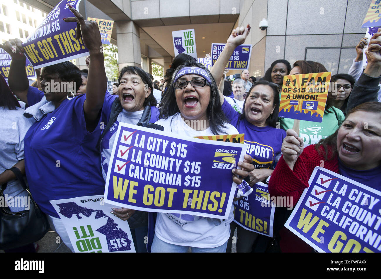 4 avril 2016 - Los Angeles, Californie, États-Unis - partisans rallye comme Gouverneur Jerry Brown se joint aux partisans de tout l'état de Los Angeles le lundi 4 avril 2016, à signer une loi historique adopté par les deux chambres de l'Assemblée législative la semaine dernière à SB 3. Le SB 3 facilite la Californie le premier état du pays à s'engager à augmenter le salaire minimum à 15 $ l'heure de l'état. En vertu du régime, le salaire minimum passera à 10,50 $ par heure à compter du 1er janvier 2017 pour les entreprises de 26 salariés ou plus, et puis augmente chaque année jusqu'à 15 $ par heure en 2022. Ce plan reconnaît également la contribution Banque D'Images