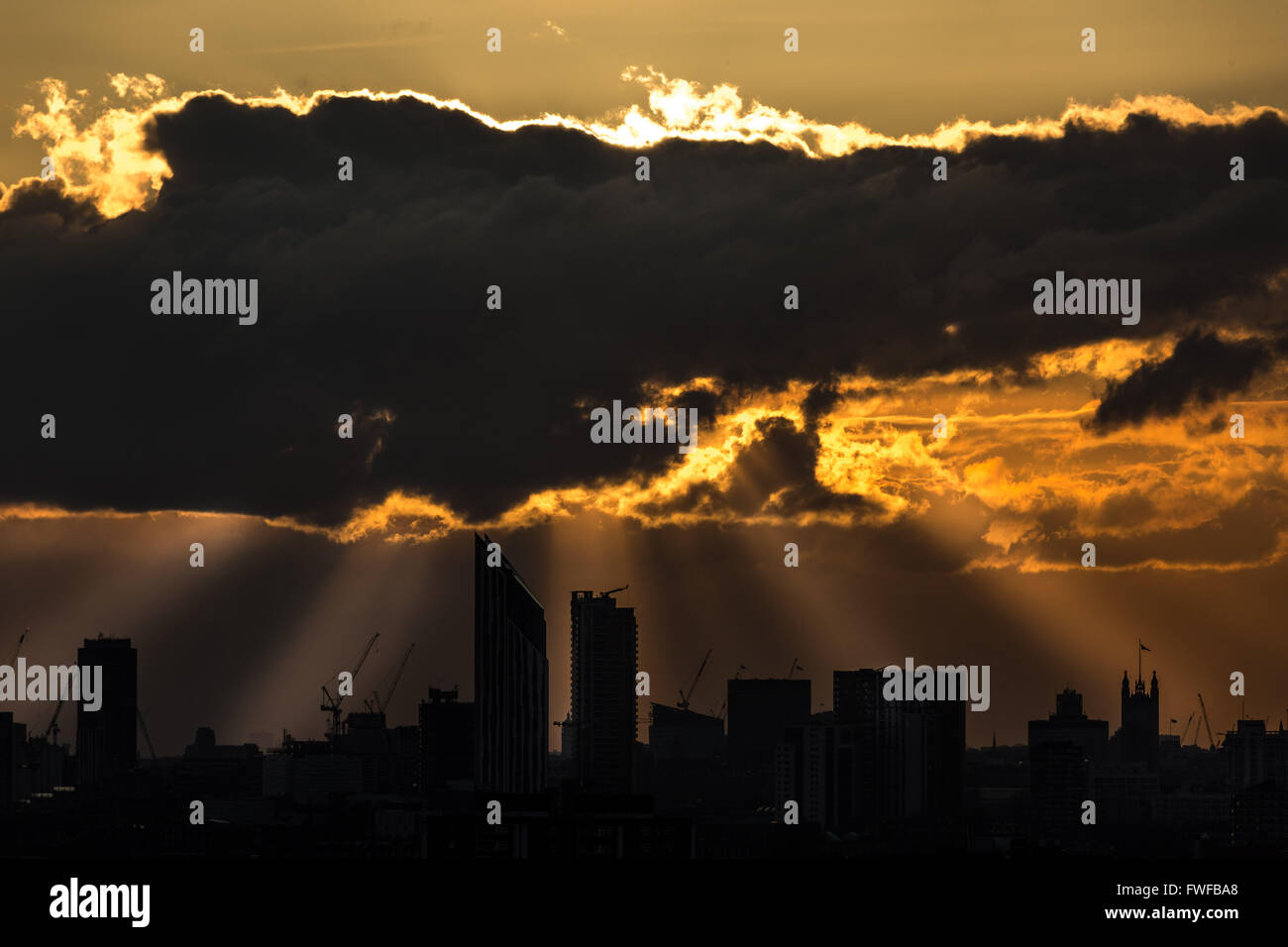 Londres, Royaume-Uni. 4 avril, 2016. Météo France : rayon de lumière spectaculaire coucher de soleil sur le centre de Londres SE1 Couches y compris la construction de gratte-ciel résidentiel Crédit : Guy Josse/Alamy Live News Banque D'Images