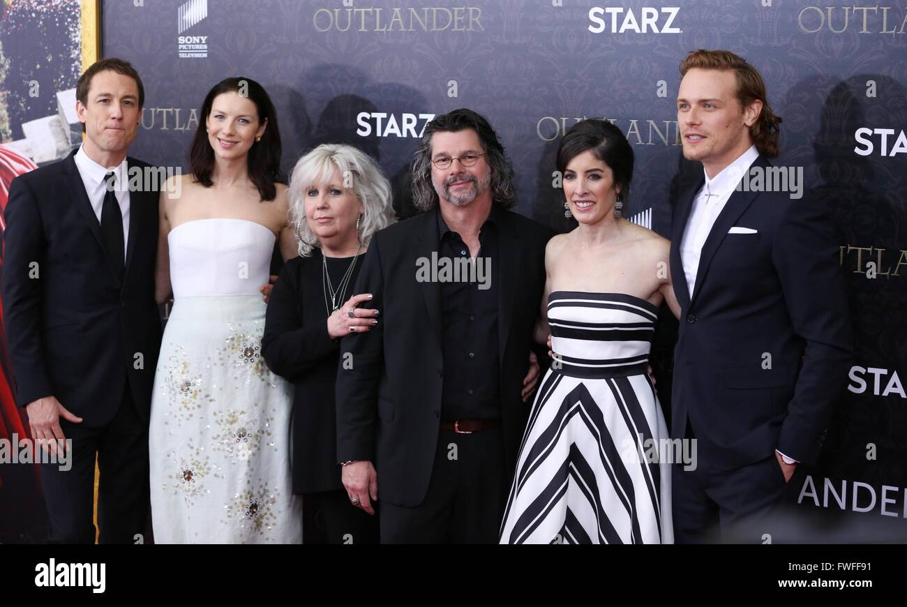 New York, NY, USA. 4ème apr 2016. Tobias Menzies, Caitriona Balfe, Terry Dresbach, Ronald D. Moore, Maril Davis, et Sam Heughan aux arrivées d'OUTLANDER La Saison 2 Premiere, l'American Museum of Natural History, New York, NY Avril 4, 2016. Credit : Andres Otero/Everett Collection/Alamy Live News Banque D'Images