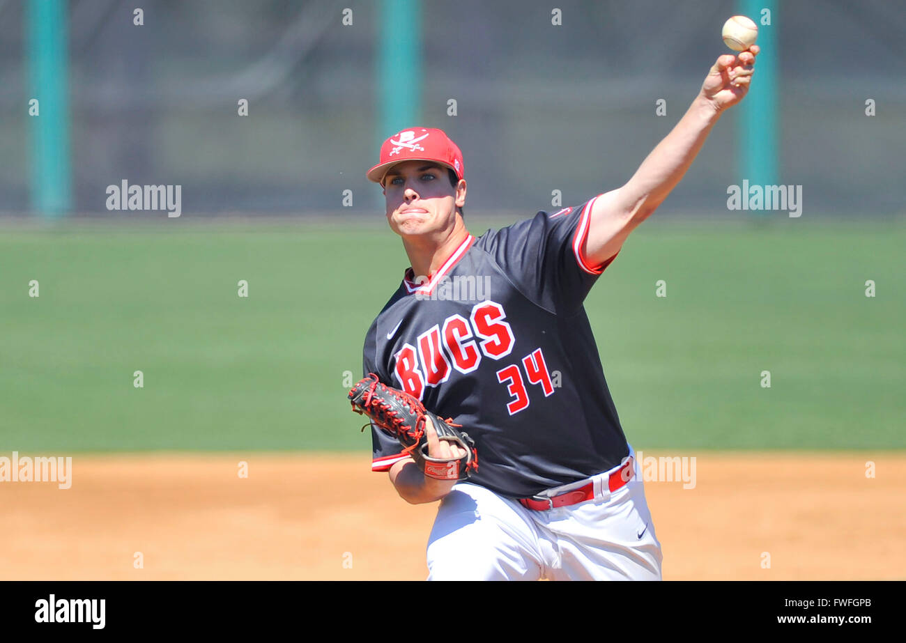 Cleveland, MS, États-Unis d'Amérique. 06Th avr, 2016. Christian Brothers pitcher Patrick Gurley offre un lancer au cours de la deuxième manche d'un match de base-ball NCAA college entre frères chrétiens et l'Etat du Delta au Dave ''Boo'' Ferriss Domaine à Cleveland, MS. L'Etat du Delta a gagné 10-0 après 7 manches. McAfee Austin/CSM/Alamy Live News Banque D'Images