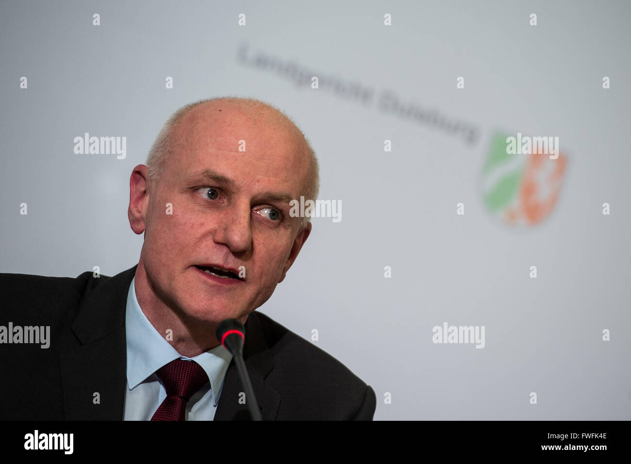 Duisburg, Allemagne. Le 05 Avr, 2016. Ulf-Thomas Bender, président de la cour de district de Duisburg, prend la parole lors d'une conférence de presse à Duisburg, Allemagne, 05 avril 2016. La cour le 05 avril 2016 dirigé contre un procès qui aurait apporté dix personnes accusées d'homicide involontaire causant la mort de 21 personnes dans une bousculade au cours de la Love Parade 2010 festival techno. Photo : FEDERICO GAMBARINI/dpa/Alamy Live News Banque D'Images