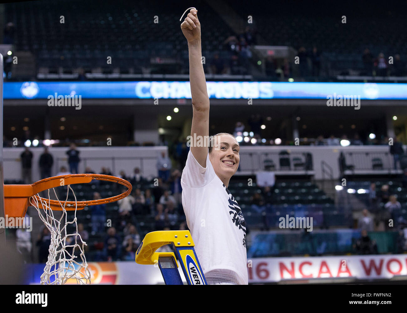 Indianapolis, Indiana, USA. Le 05 Avr, 2016. New York l'avant Breanna Stewart (30) coupe un morceau de la valeur après l'action de jeu de basket-ball de NCAA entre l'Orange de Syracuse et le Connecticut Huskies au Bankers Life Fieldhouse à Indianapolis, Indiana. Connecticut défait Syracuse 82-51. John Mersits/CSM/Alamy Live News Banque D'Images