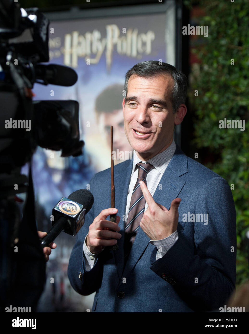 Los Angeles, USA. 5ème apr 2016. Los Angeles Mayor Eric Garcetti parle aux journalistes avec une baguette magique dans la main au cours de l'ouverture de 'le monde magique de Harry Potter" au Château de Poudlard l'Universal Studios à Hollywood de Los Angeles, États-Unis, le 5 avril 2016. Crédit : Yang Lei/Xinhua/Alamy Live News Banque D'Images