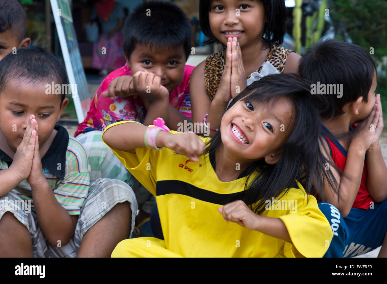 Les enfants s'amusant dans Koh Lanta. Krabi. La Thaïlande. Banque D'Images